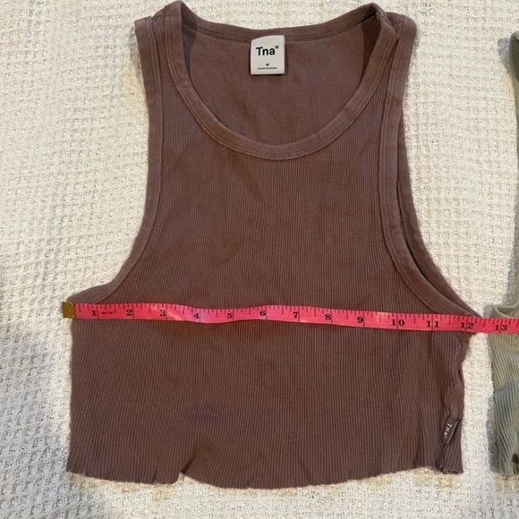 Set of 2 Aritzia Tna Women's Ribbed Crop Tank Top sz medium purple and green - Picture 8 of 11